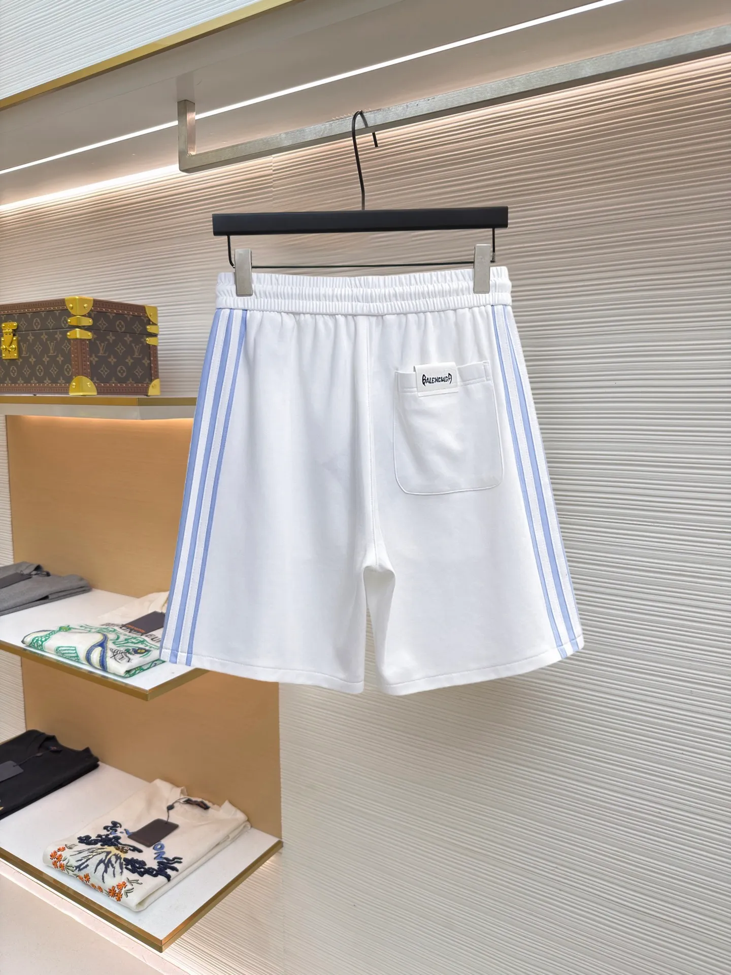 Balenciaga's three-standard complete 2026 summer New Arrival men's casual shorts, advanced custom-made Breathable fabric, Breathable fabric, extremely stretchy and comfortable, impeccable details, top-grade accessories, original logo design concept, delicate and soft feel! The upper body fit is awesome! Size: M-XXXL Please state your height and weight when ordering